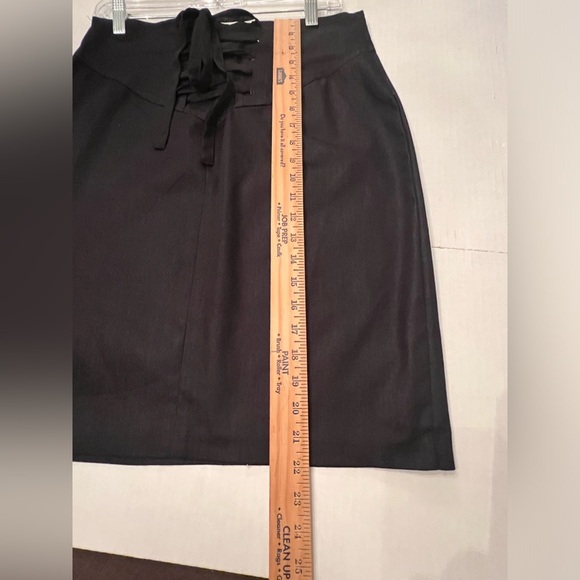 WRAPPER A LINE SKIRT W/FRONT LACE UP. BLACK. SIZE 11 - Picture 3 of 8